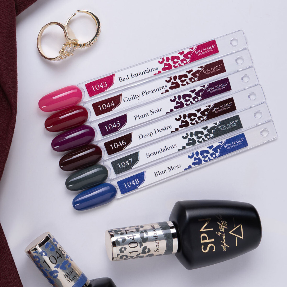 Wzorniki kolorów lakierów hybrydowych z jesiennej kolekcji Dark Desires SPN Nails, w tym 1043 Bad Intentions