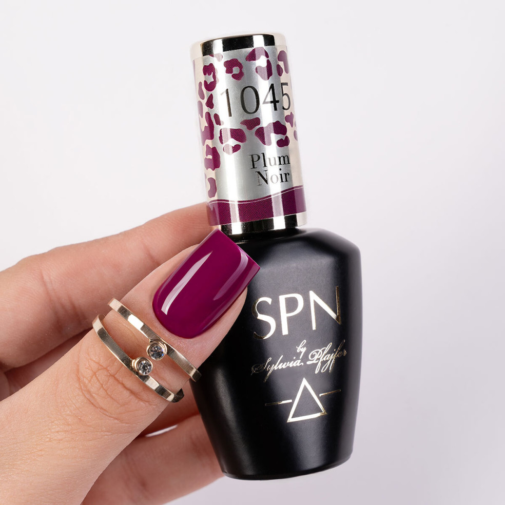 kciuk pomalowany bordowym lakierem 1045 Plum Noir