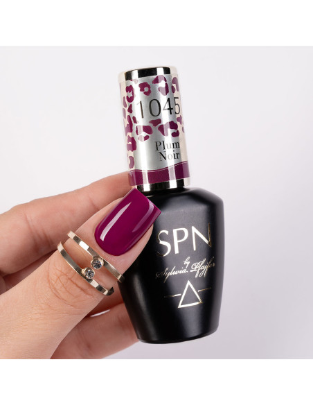 kciuk pomalowany bordowym lakierem 1045 Plum Noir