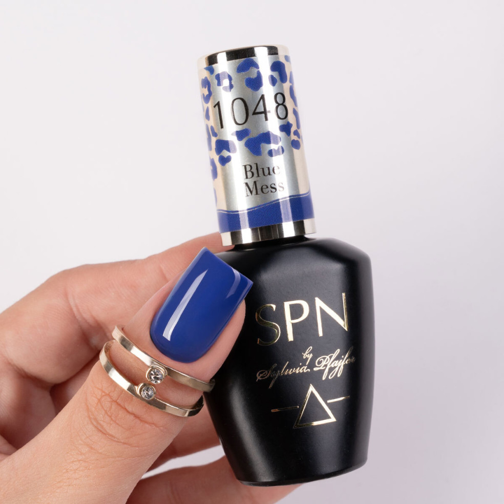 kciuk pomalowany niebieskim lakierem 1048 Blue Mess