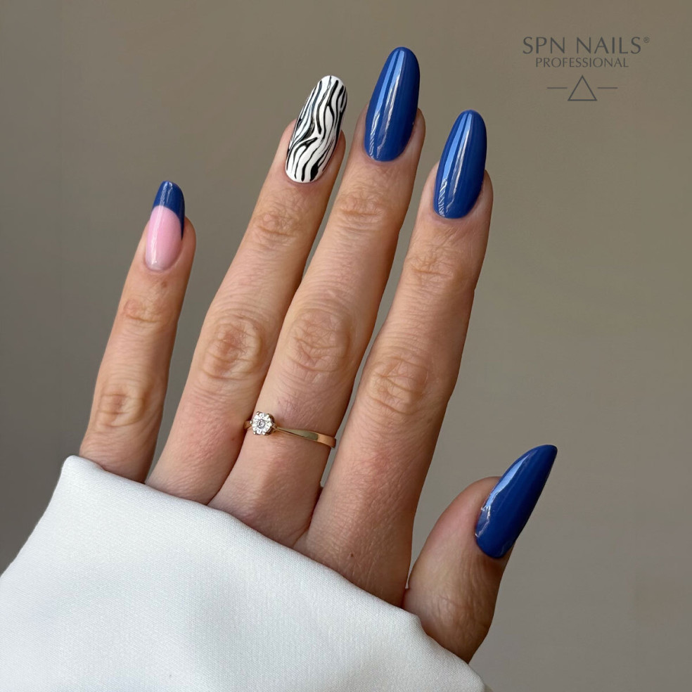 stylizacja z niebieskim lakierem hybrydowym 1048 Blue Mess SPN Nails