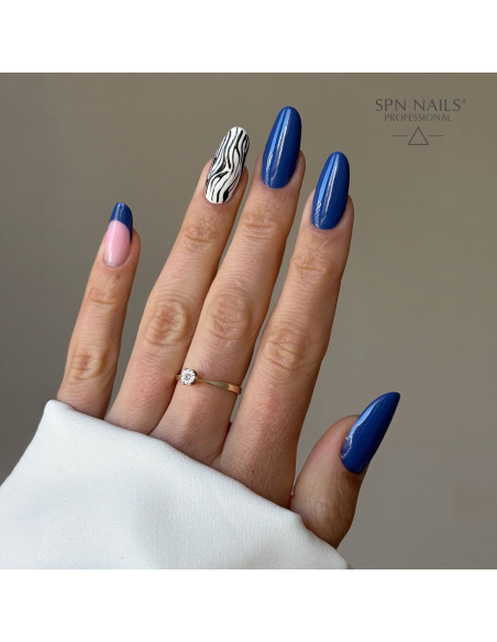stylizacja z niebieskim lakierem hybrydowym 1048 Blue Mess SPN Nails