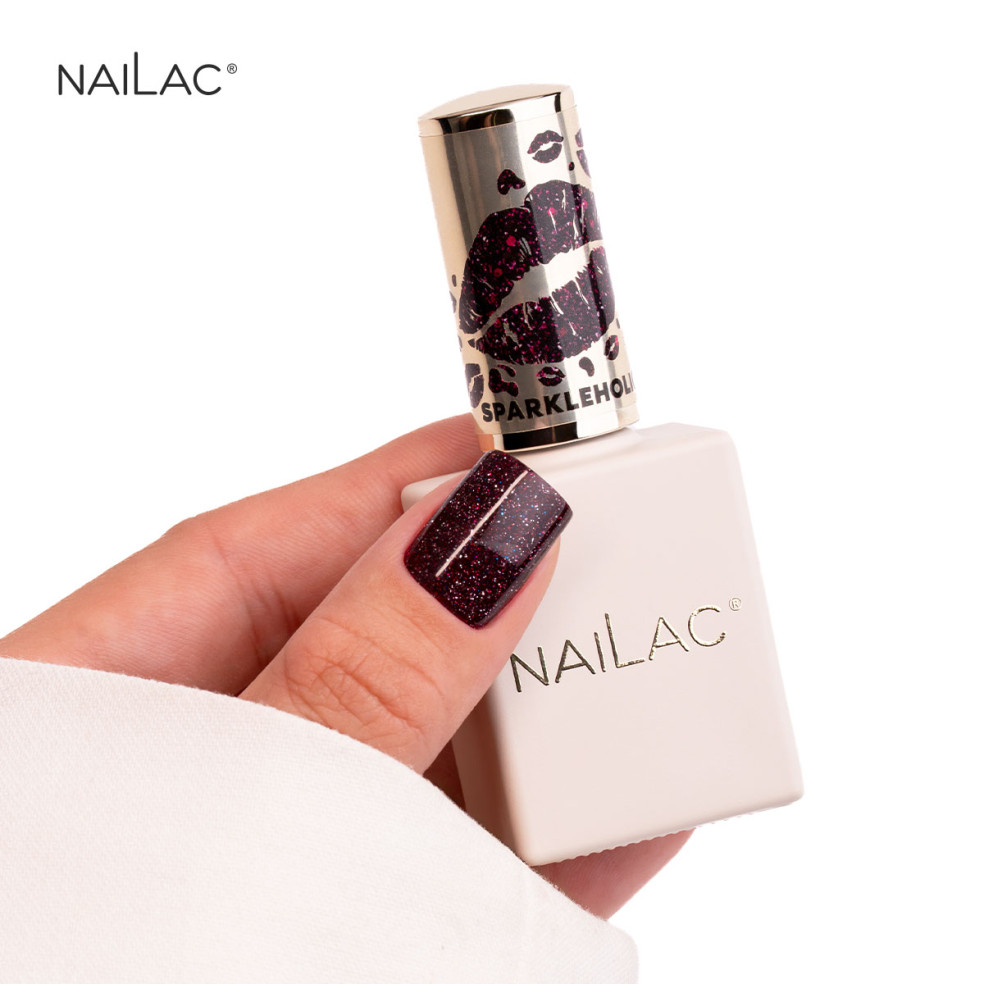 Manicure hybrydowy w kolorze burgundu - lakier Sparkleholic NaiLac w dłoni