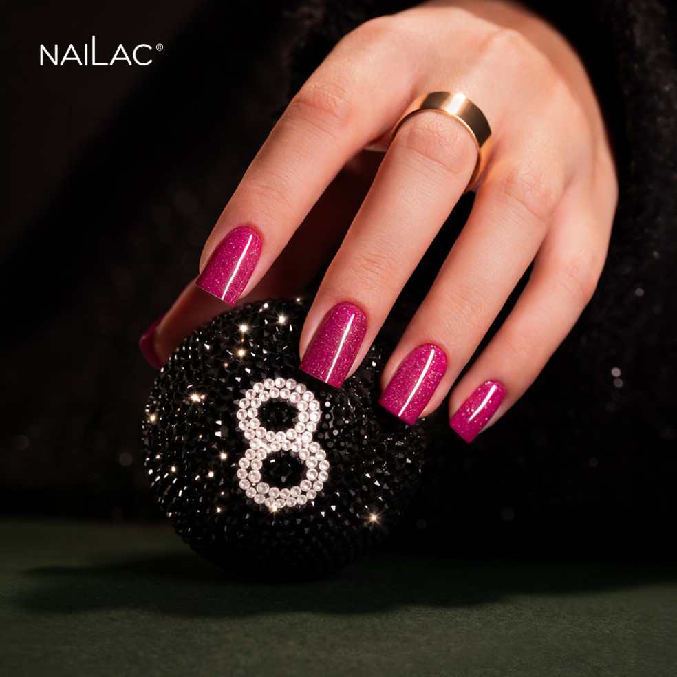 Manicure wykonana różowym brokatowym lakierem Shinefluencer Nailac
