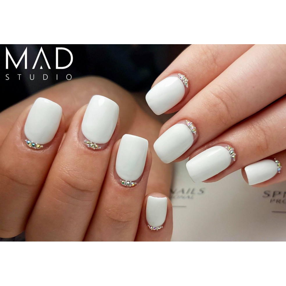 Manicure hybrydowy wykonany białym lakierem 502 My Wedding Dress Manicure hybrydowy wykonany białym lakierem 502 My Wedding Dress