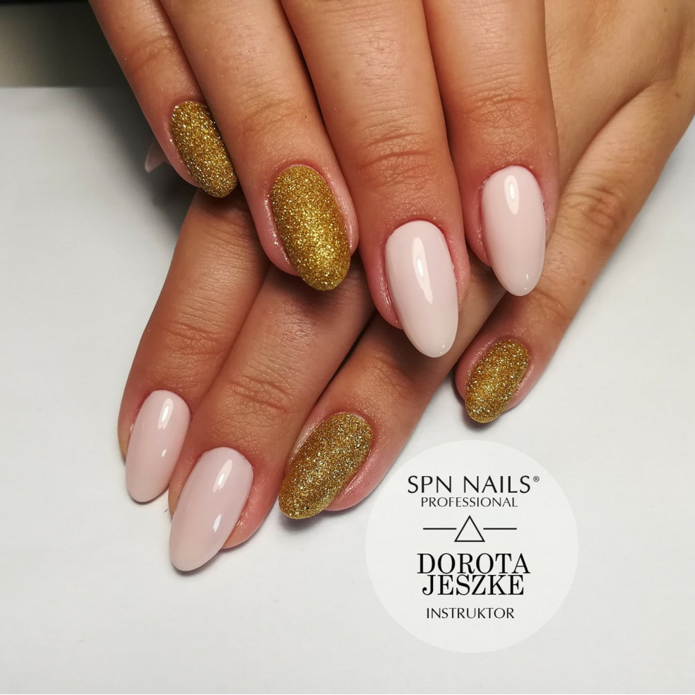 Manicure hybrydowy z wykorzystaniem lakieru w kolorze cielistym nude 510 Skin Color