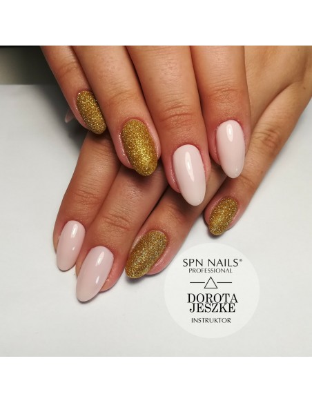 Manicure hybrydowy z wykorzystaniem lakieru w kolorze cielistym nude 510 Skin Color