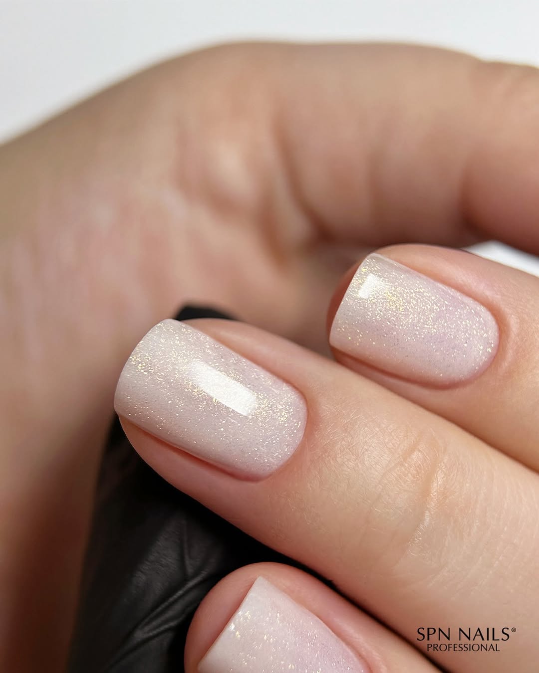 Stylizacja wykonana żelem w butelce Builder Bottle Cream Sparkling Sand